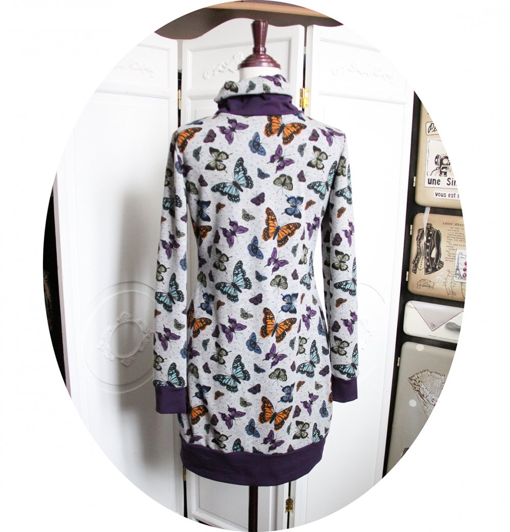 Robe sweatshirt col montant en molleton gris imprimé de papillons et détails mauve--2226424954646