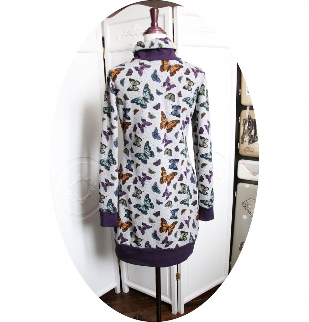 Robe sweatshirt col montant en molleton gris imprimé de papillons et détails mauve--2226424954646