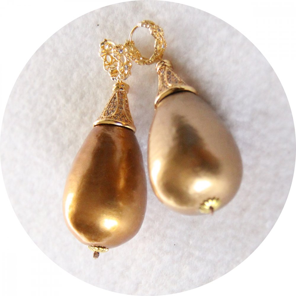 Boucles d'oreilles baroques grande goutte perle bronze et attaches dormeuses dorées strassées--9996143354081