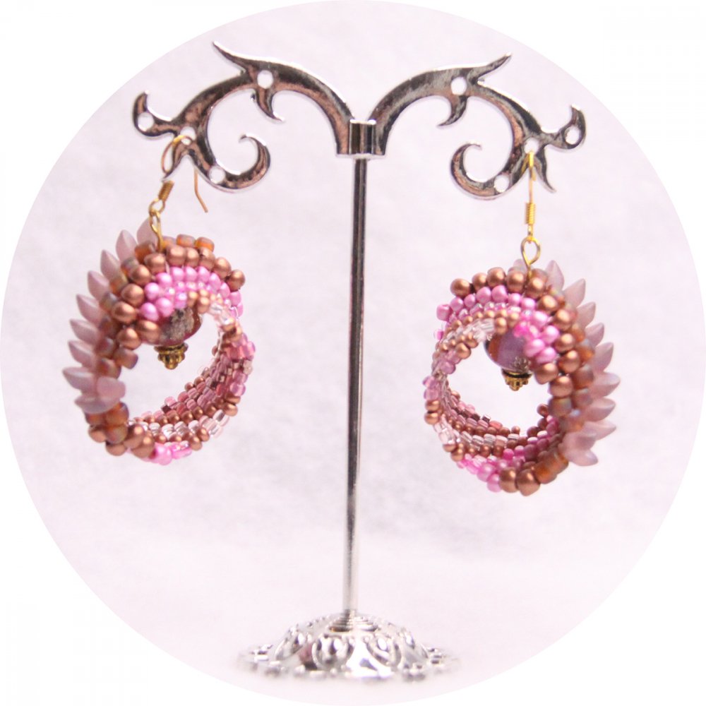 Boucles d'oreilles ethniques spirale de perles 'Pink Lady' rose et cuivre--2226749322069