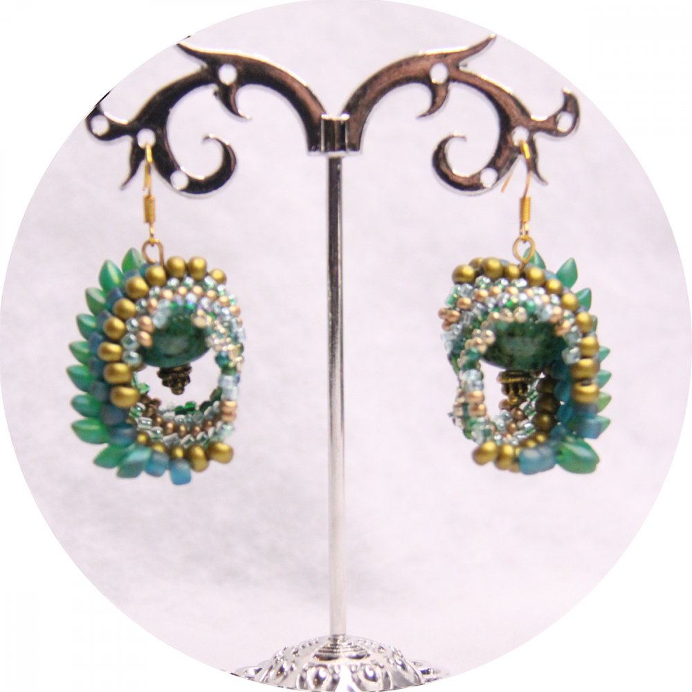 Boucles d'oreilles ethniques spirale de perles 'Way of Water' bleu vert et or--2226749309442