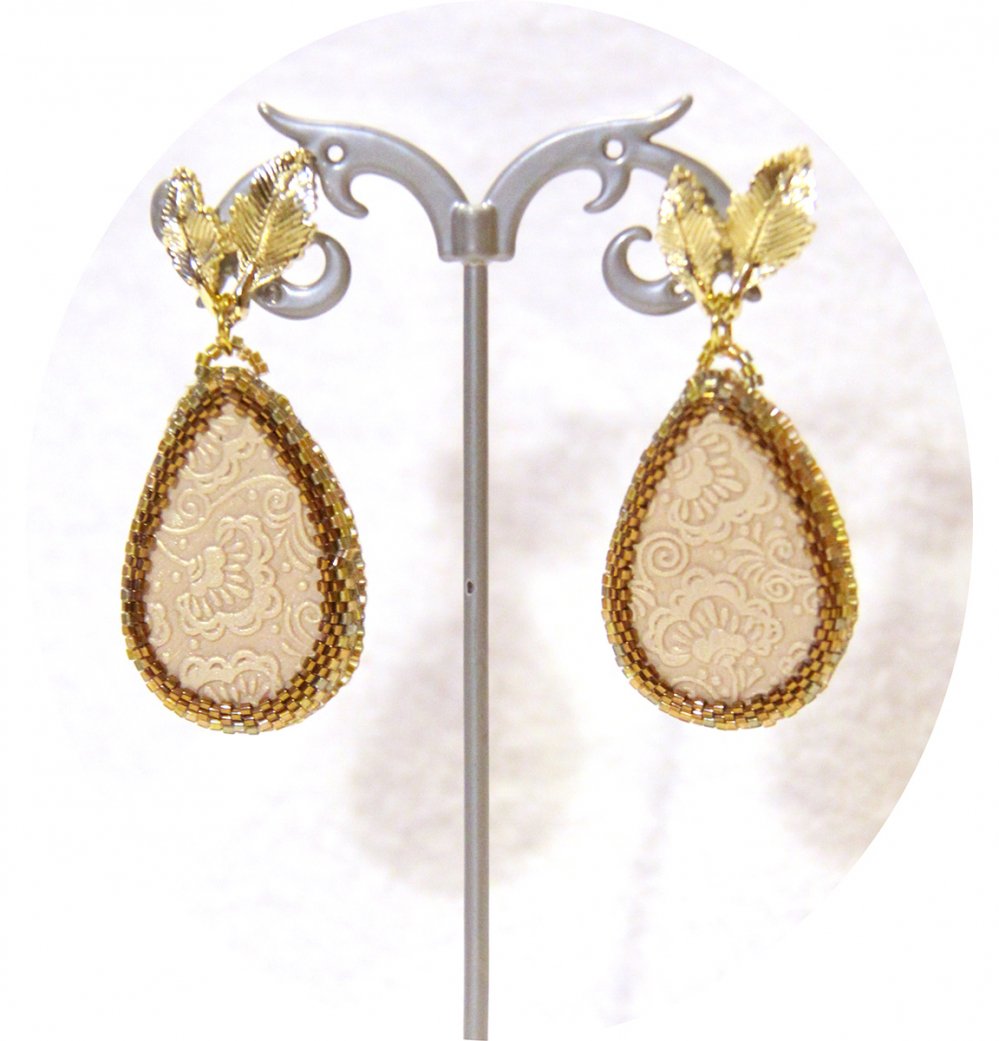 Boucles d'oreilles goutte beige et doré motif floral--2226415517287
