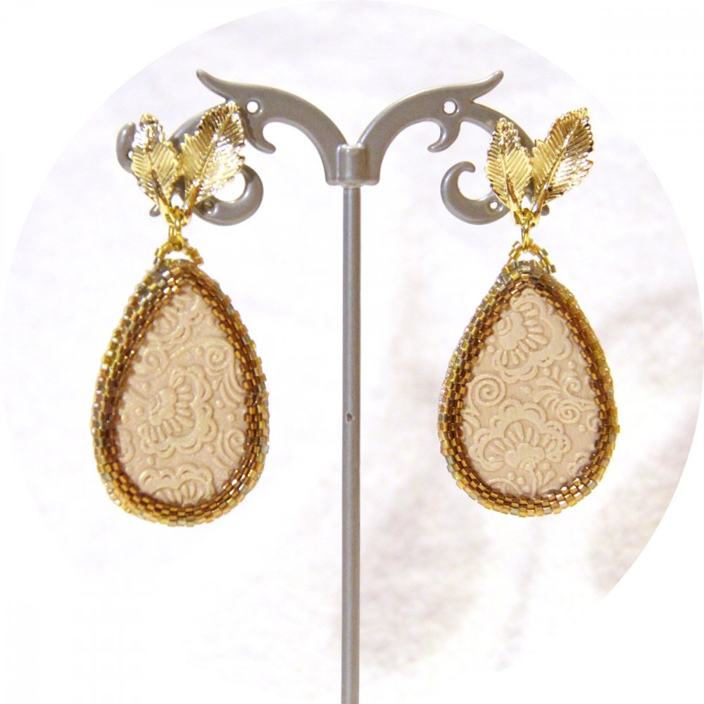 Boucles d'oreilles goutte beige et doré motif floral--2226415517287