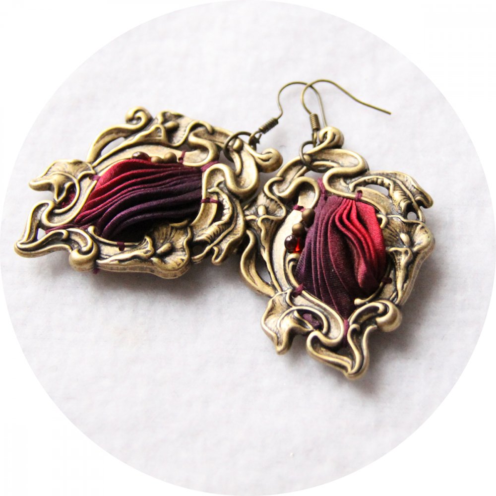 Boucles d'oreilles Art Nouveau en laiton bronze et ruban de soie shibori pourpre--9996047862927