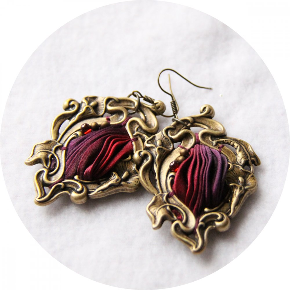 Boucles d'oreilles Art Nouveau en laiton bronze et ruban de soie shibori pourpre--9996047862927
