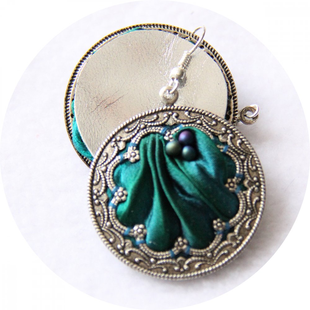 Boucles d'oreilles rondes en ruban de soie shibori vert canard et estampe couleur argent--9996131187202