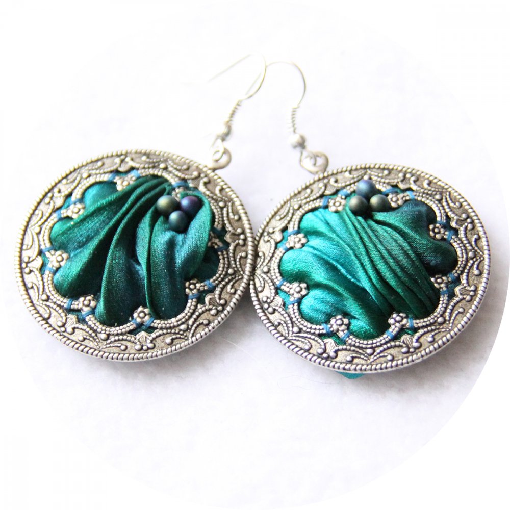 Boucles d'oreilles rondes en ruban de soie shibori vert canard et estampe couleur argent--9996131187202