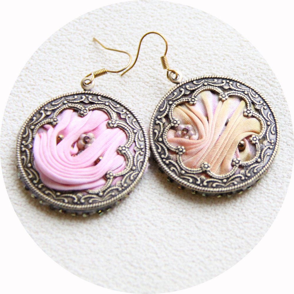Boucles d'oreilles rondes en ruban de soie shibori rose et or et estampe couleur bronze--9995849947931