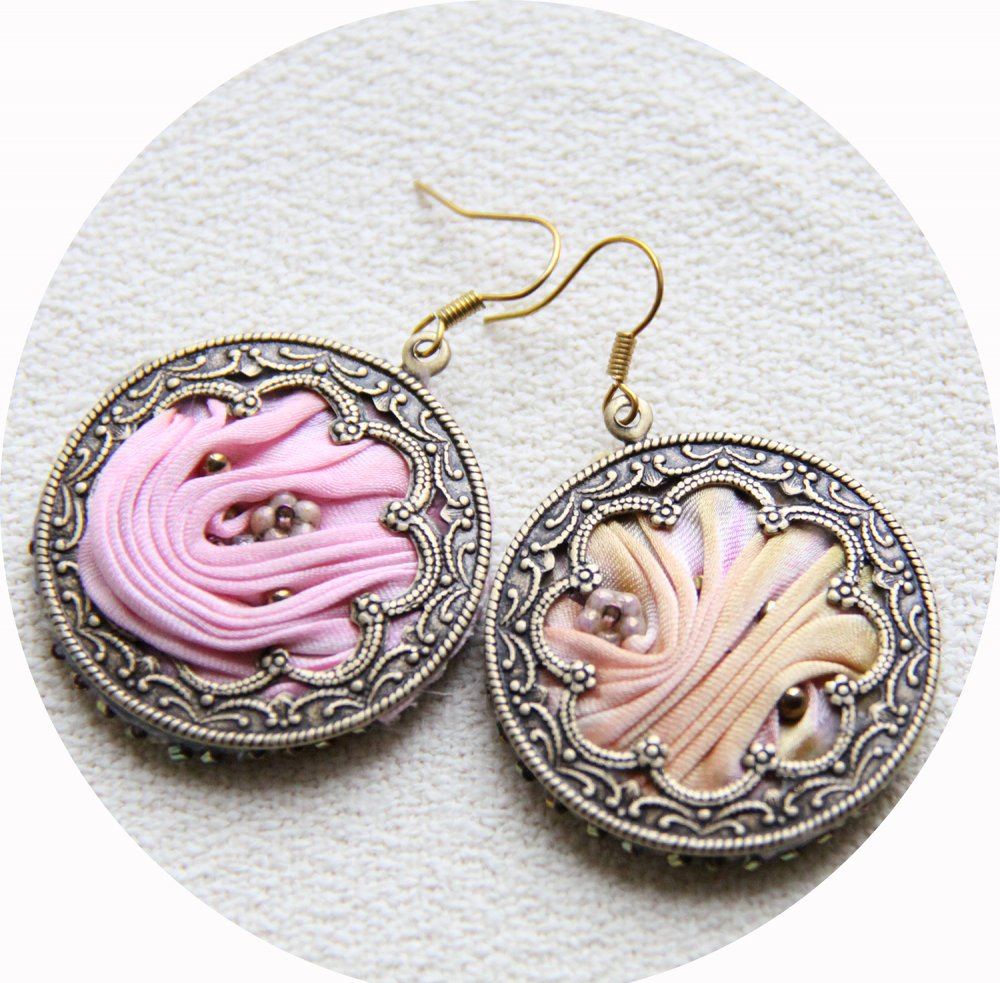 Boucles d'oreilles rondes en ruban de soie shibori rose et or et estampe couleur bronze--9995849947931