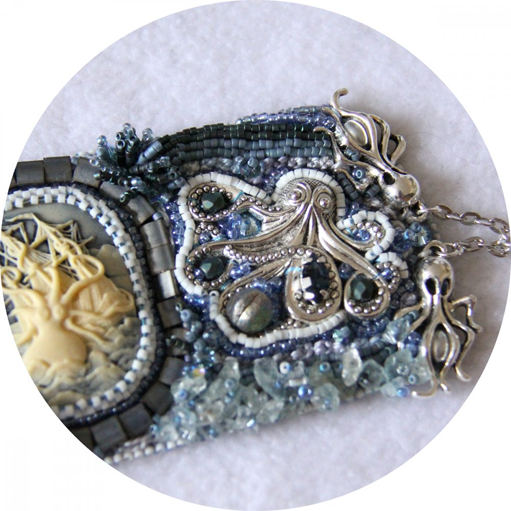 Bracelet manchette camée Octopus bleu et blanc en perles brodées--2226243930609