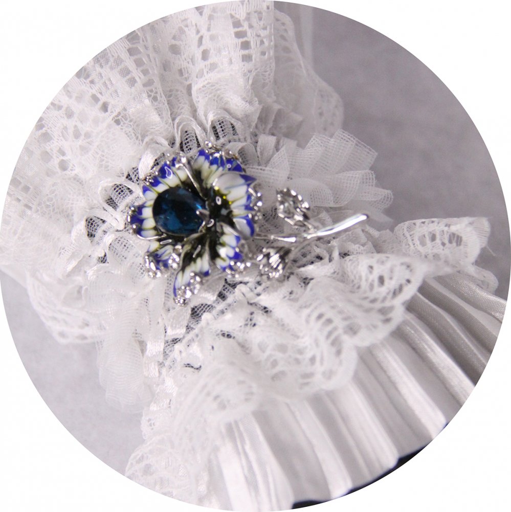Bracelet manchette steampunk victorien en dentelle blanche et broche fleur bleue--2226749113377