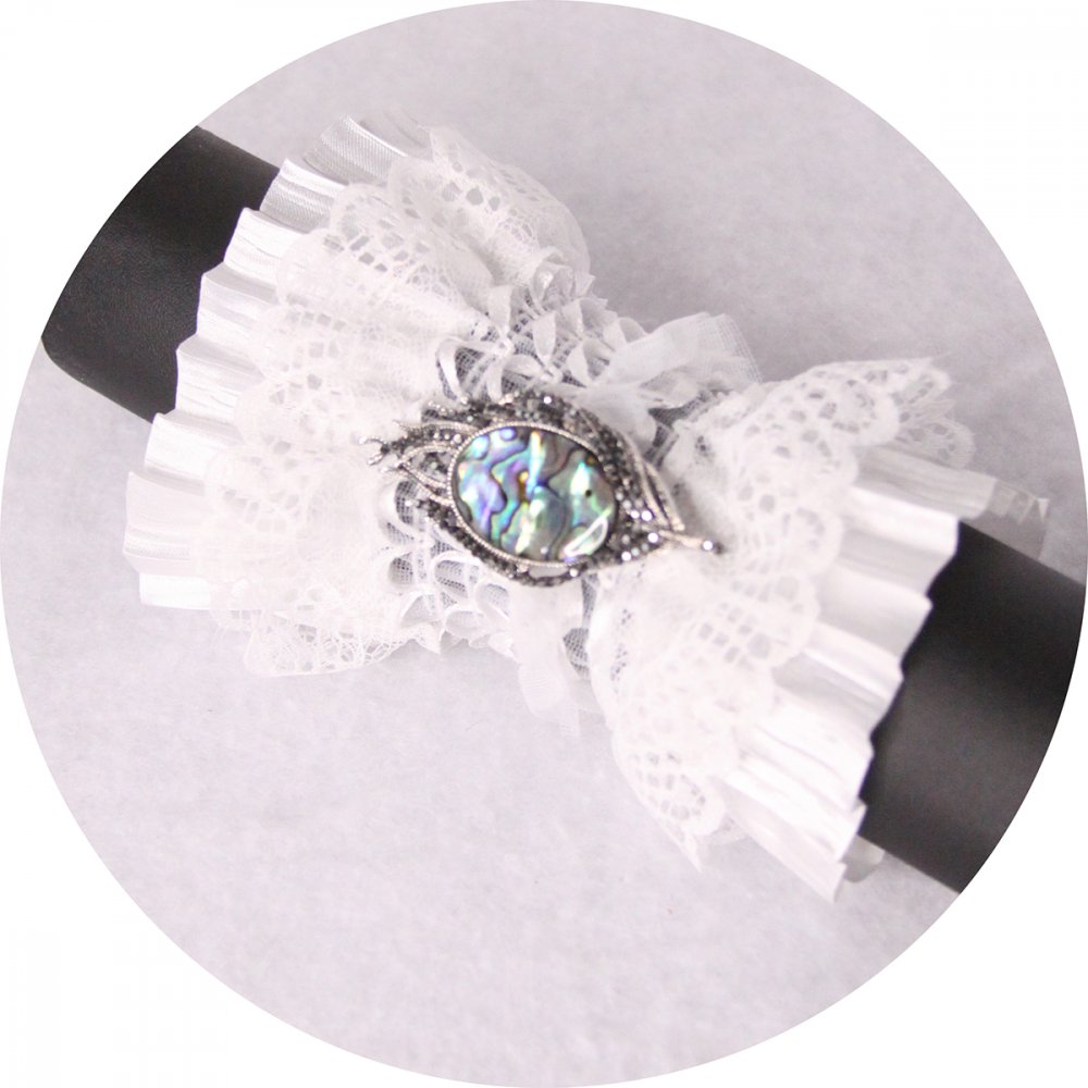 Bracelet manchette steampunk victorien en dentelle blanche et broche plume nacre--2226749115210