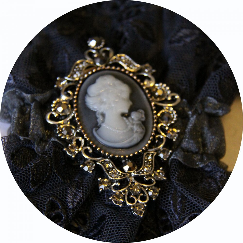 Bracelet manchette steampunk victorien en dentelle grise et broche camée--9995865508550
