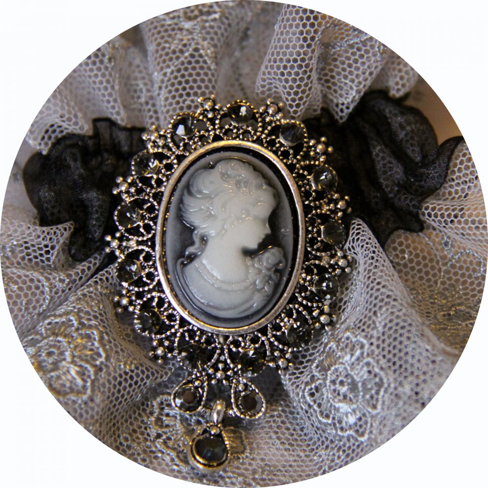Bracelet manchette steampunk victorien en dentelle grise et noire et broche camée--9995866347073