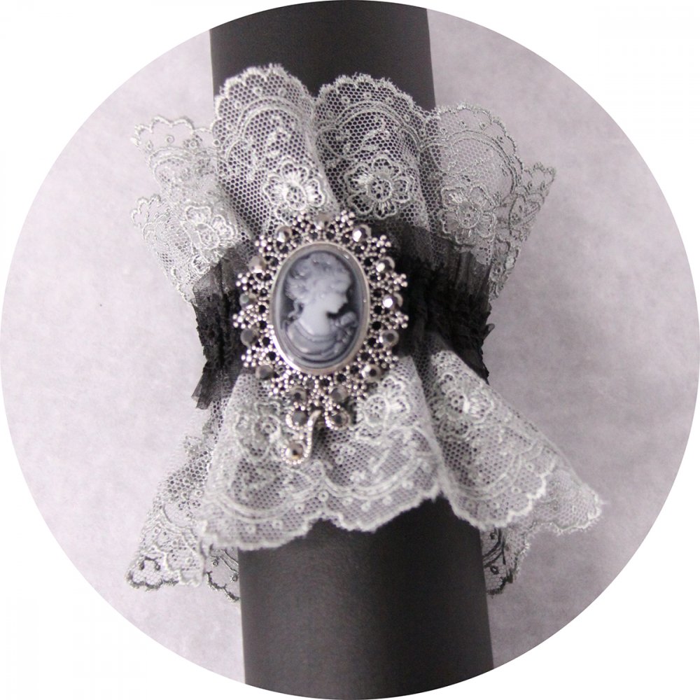 Bracelet manchette steampunk victorien en dentelle grise et noire et broche camée--2226749107673