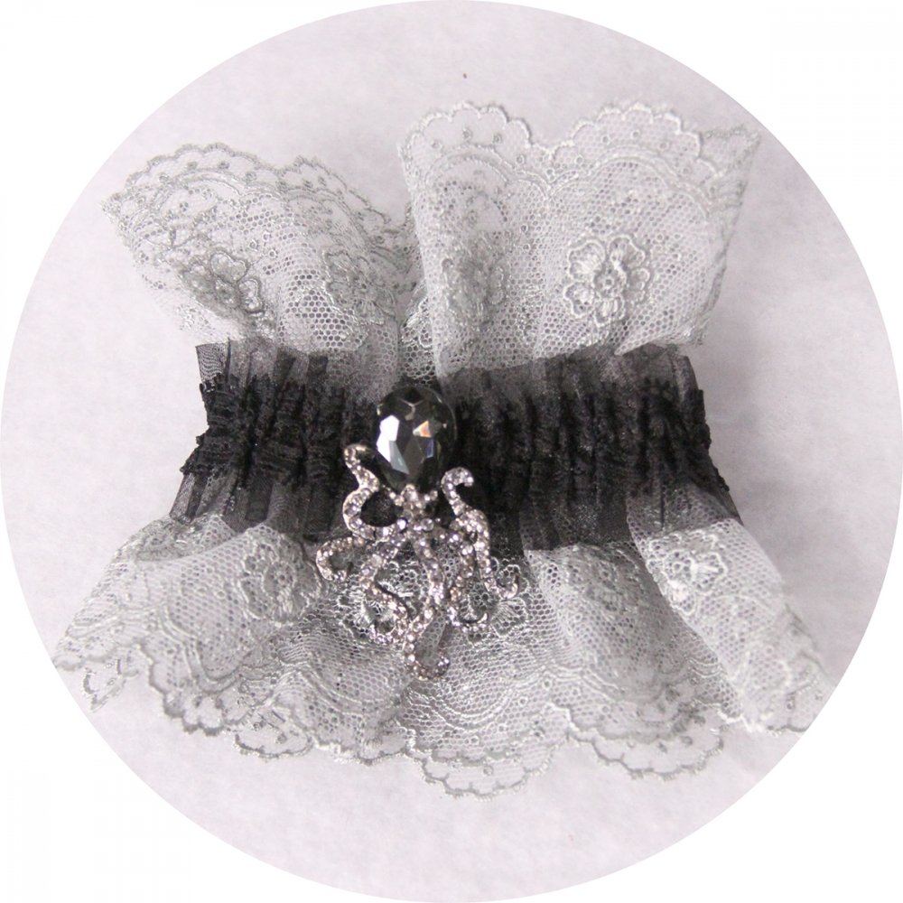 Bracelet manchette steampunk victorien en dentelle grise et noire et broche pieuvre--2226749109592
