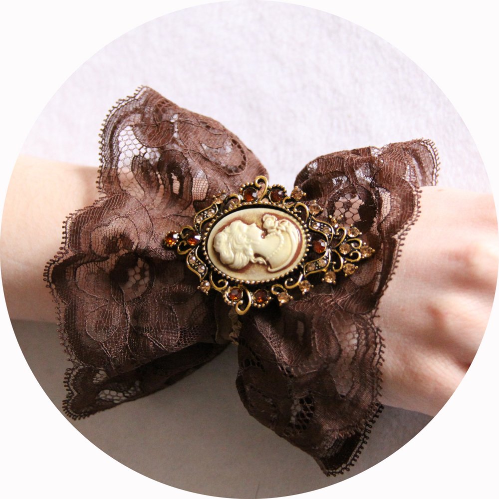 Bracelet manchette steampunk victorien en dentelle marron et broche camée--9996063000228