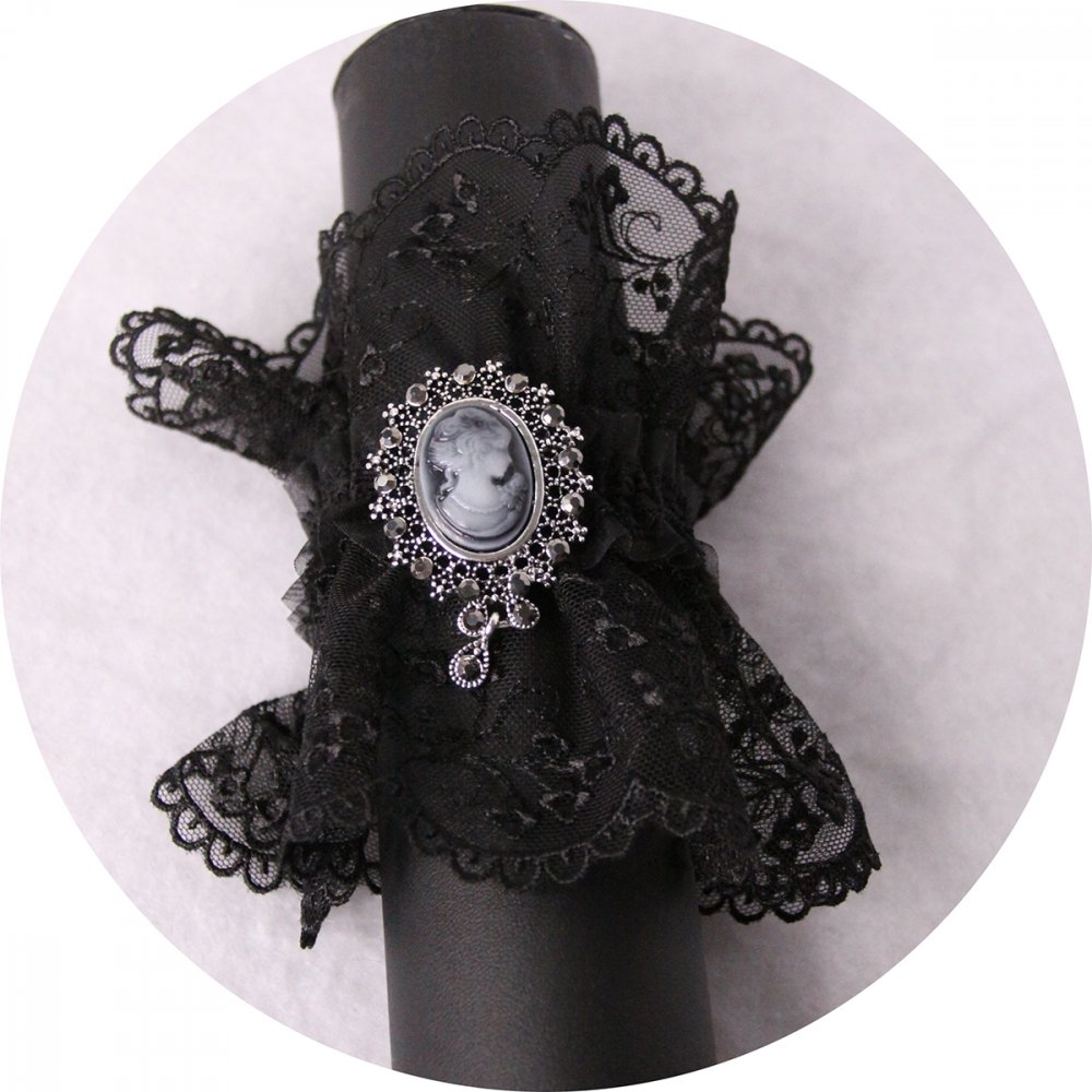 Bracelet manchette steampunk victorien en dentelle noire et broche camée--2226749110758