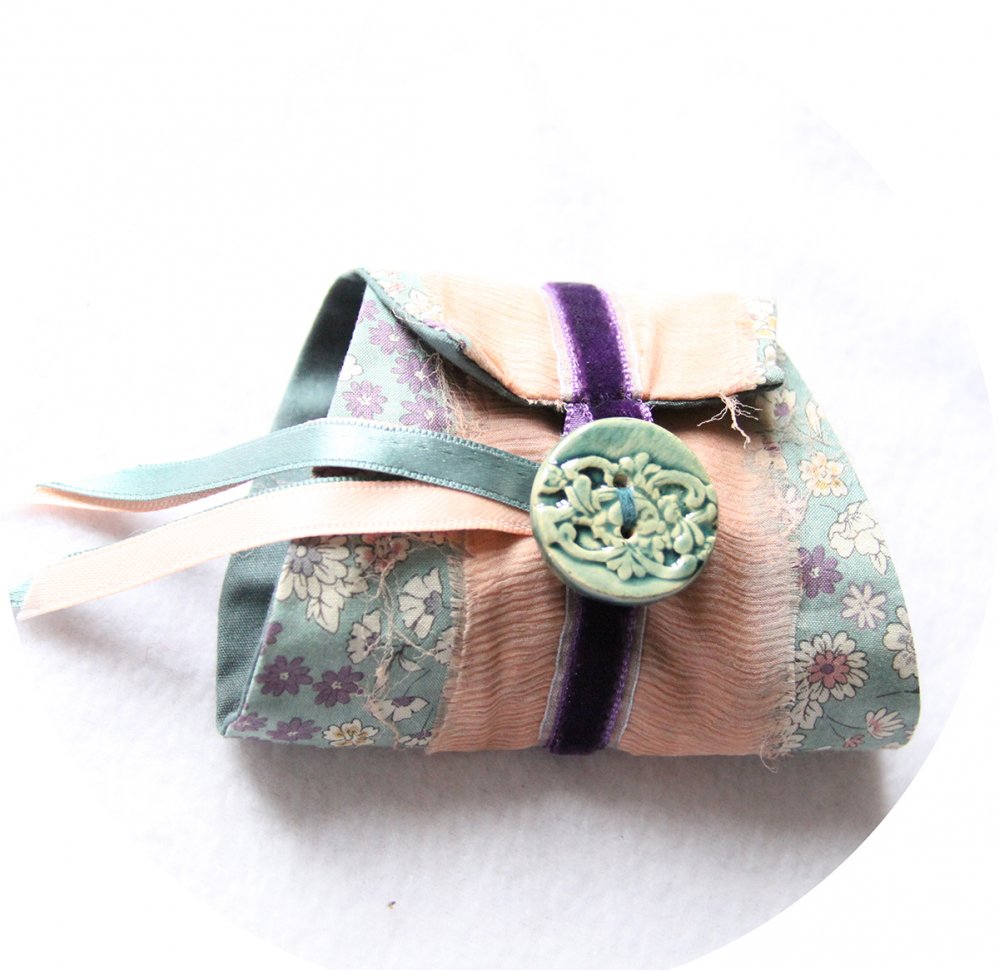 Bracelet manchette en tissu bleu canard à fleurs et rubans de velours mauve--9996044794139