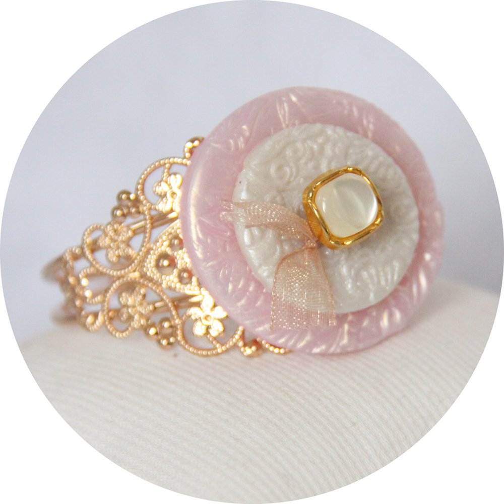 Bracelet rigide boutons rose crème et doré--2226751078787