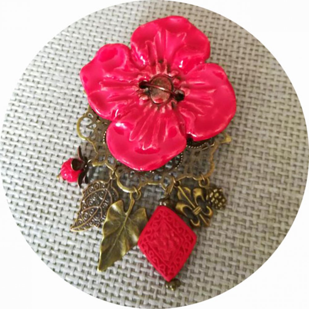 Broche coquelicot bouton en céramique rouge bordeaux sur fond filigrané bronze avec breloques bronze et perles rouges--9995968850884