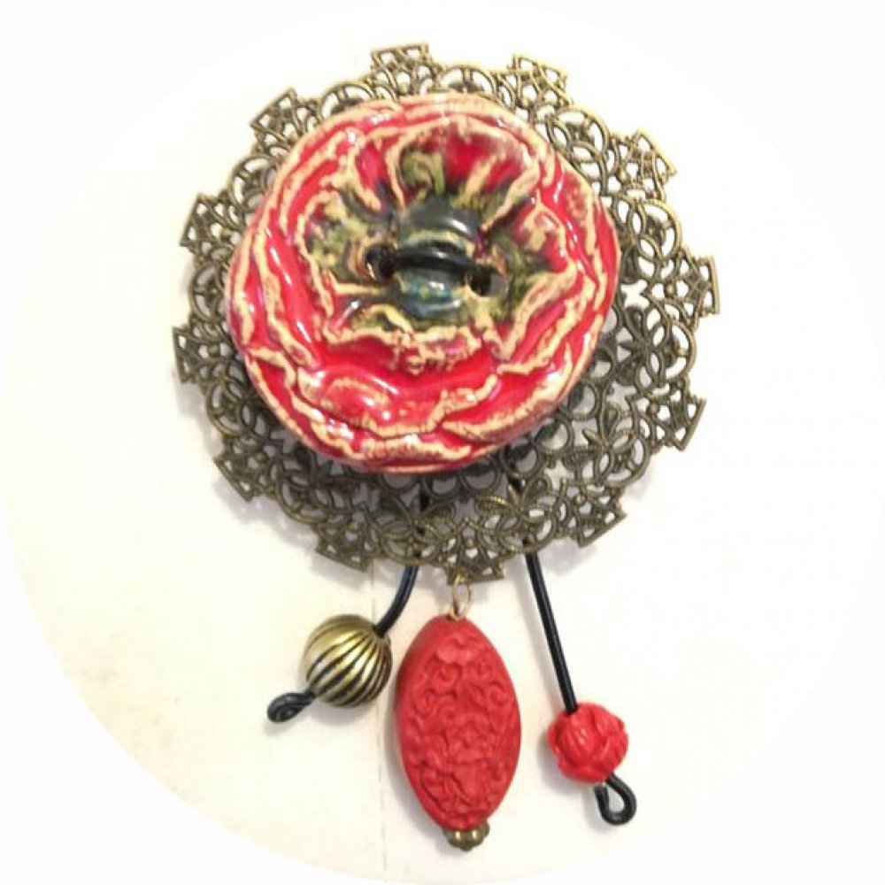 Broche coquelicot bouton en céramique rouge sur fond filigrané bronze avec breloques bronze et perles rouges--9995968853632