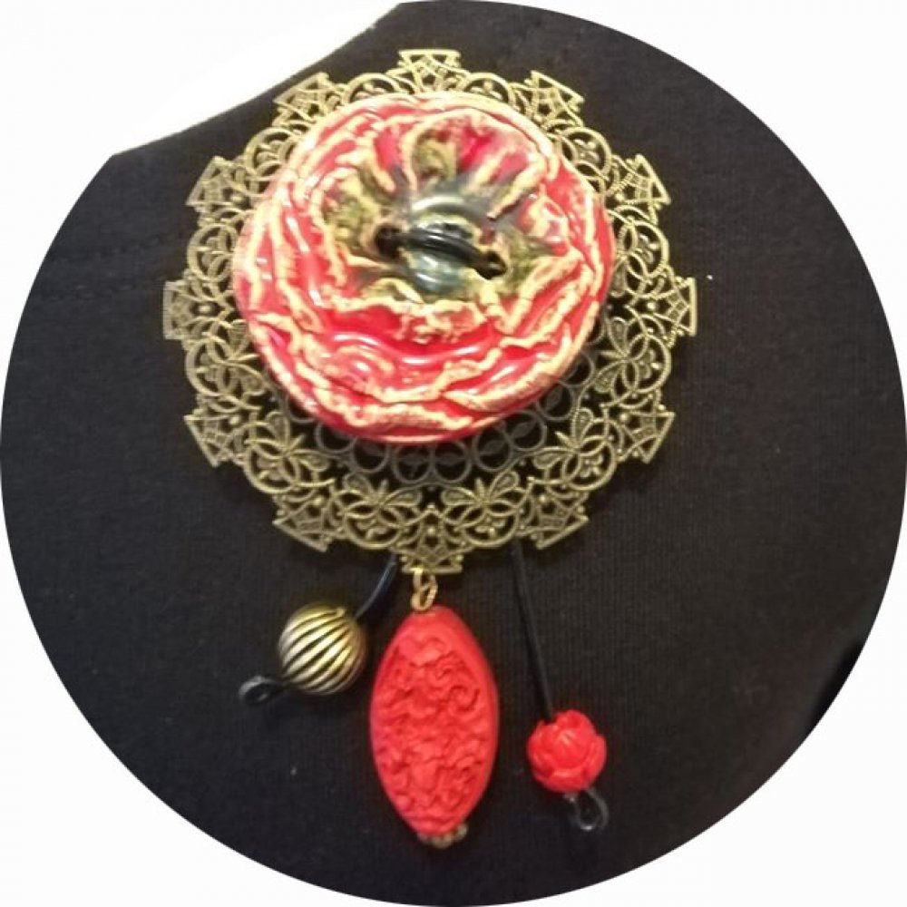 Broche coquelicot bouton en céramique rouge sur fond filigrané bronze avec breloques bronze et perles rouges--9995968853632