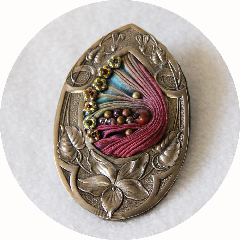 Broche médaillon Art Nouveau en soie shibori rose ocre et bleu turquoise et cadre argent ovale goutte--9995849091689