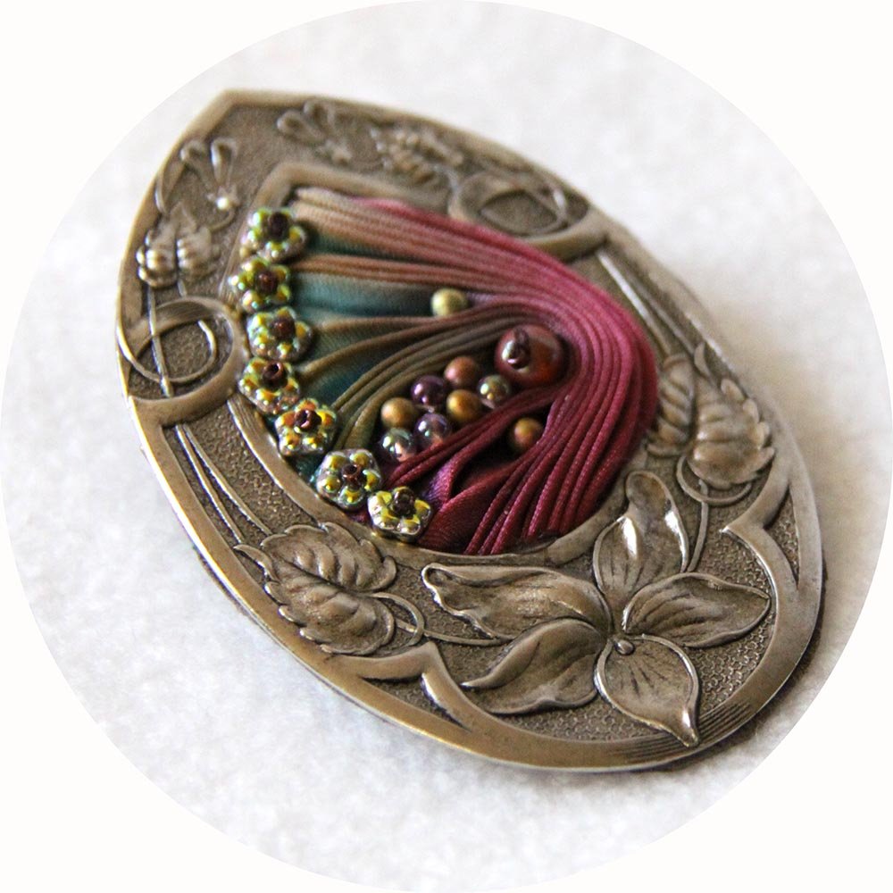 Broche médaillon Art Nouveau en soie shibori rose ocre et bleu turquoise et cadre argent ovale goutte--9995849091689