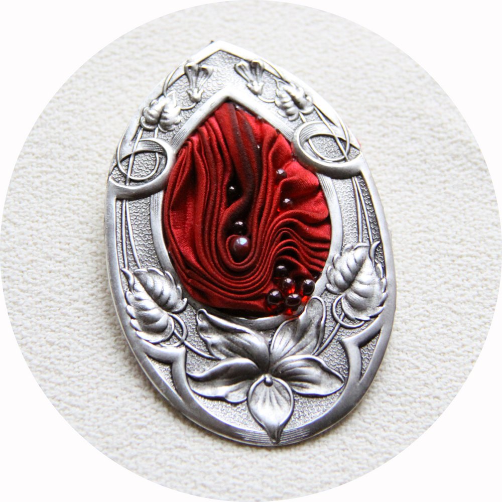 Broche médaillon Art Nouveau en soie shibori rouge et cadre argent ovale goutte--9995849088641