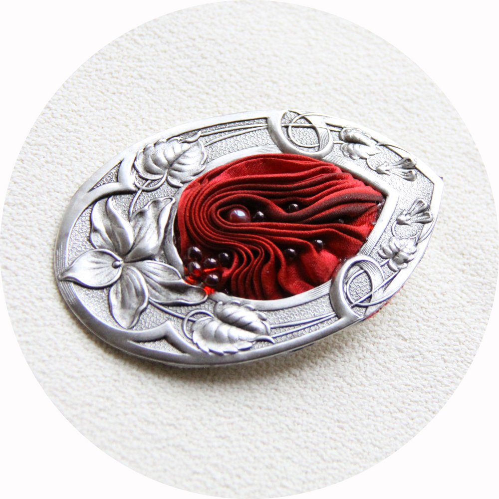 Broche médaillon Art Nouveau en soie shibori rouge et cadre argent ovale goutte--9995849088641