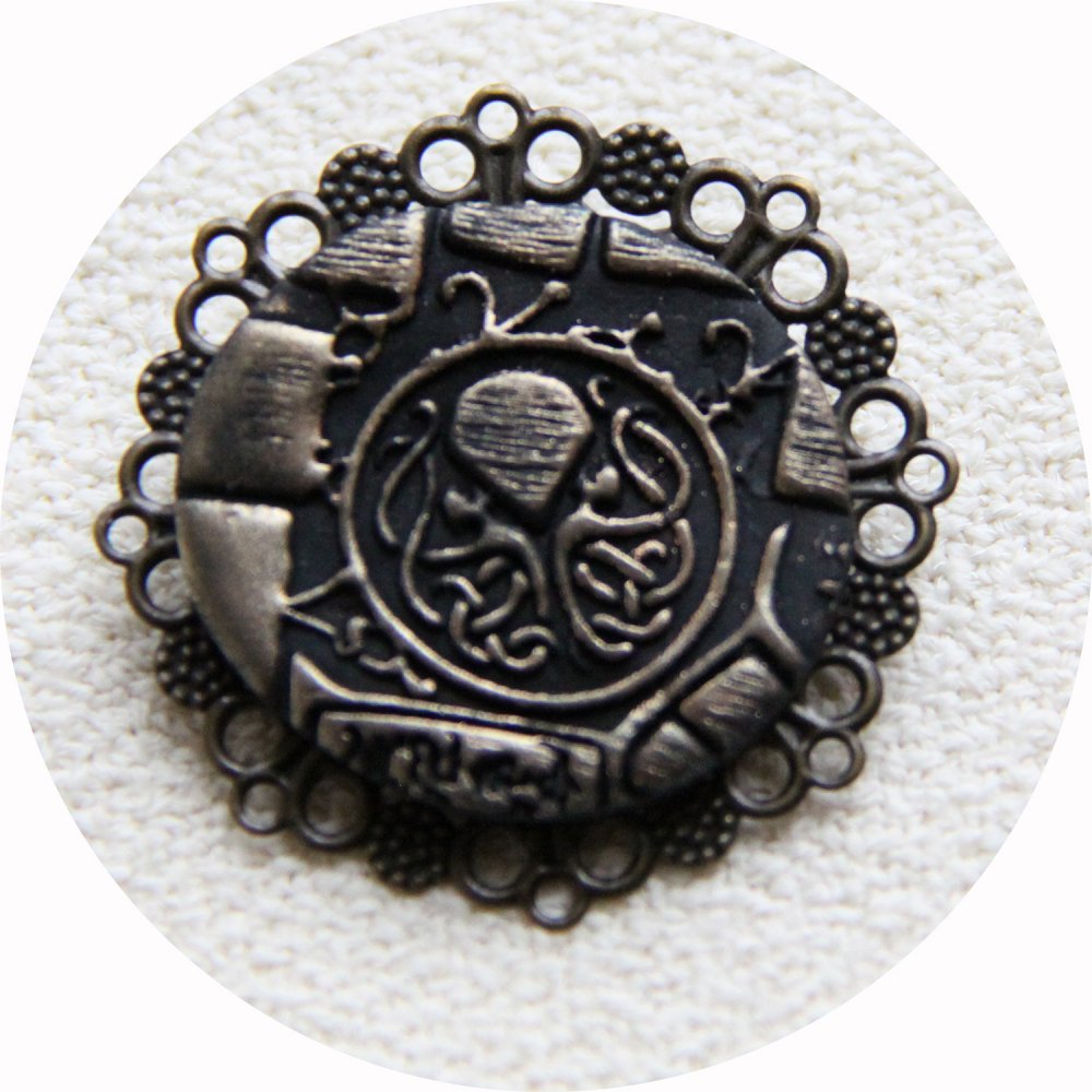 Broche médaillon rond Steampunk thème Cthulhu noir et or--9995867221655