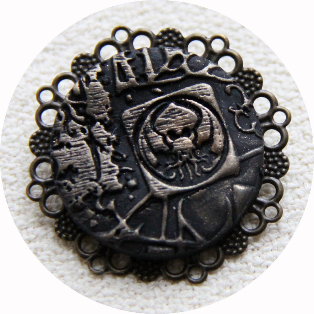 Broche médaillon rond Steampunk thème Cthulhu noir et or--9995867221655