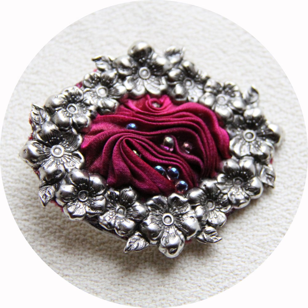 Broche médaillon Victorienne en soie shibori rose fuchsia et cadre argent ovale--9995849086418