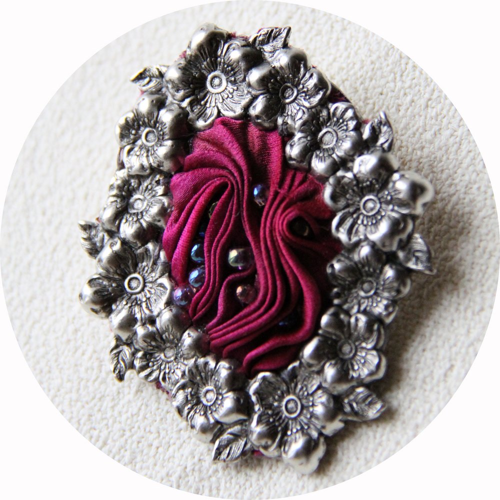 Broche médaillon Victorienne en soie shibori rose fuchsia et cadre argent ovale--9995849086418