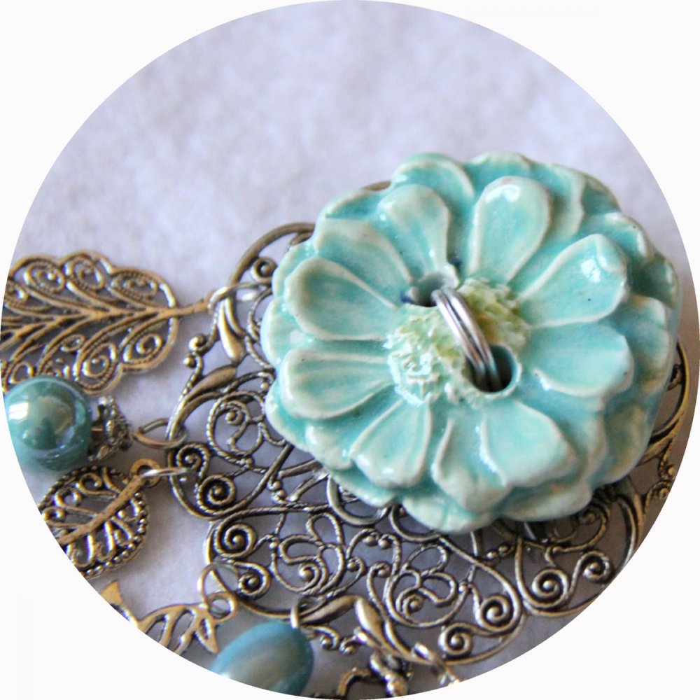 Broche ronde bouton en céramique bleu azur sur fond filigrané argent avec breloques argent et perles bleues--9995968860203