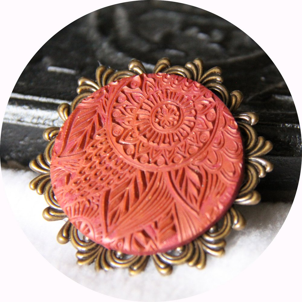 Broche ronde légère bordeau mandala sur estampe cuivrée--9995941254838