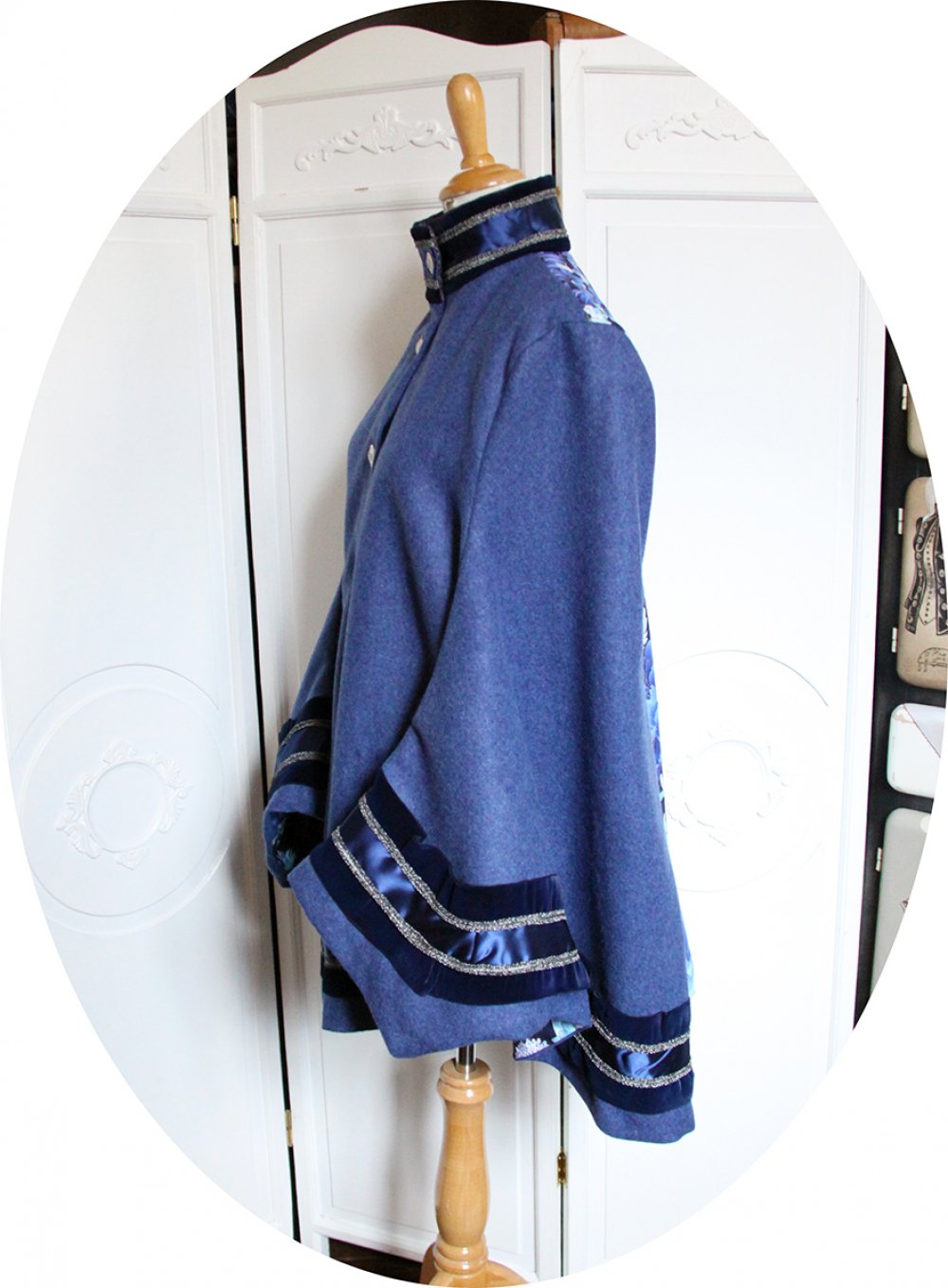 Cape bleue en drap de laine et ruban de velours dos imprimé--9996074132130