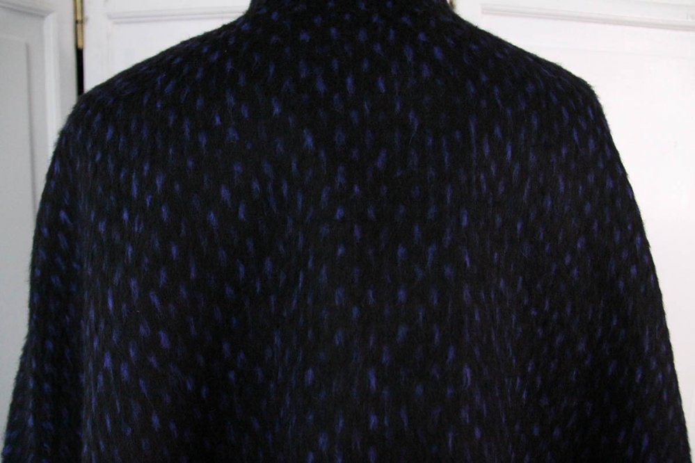 Cape légère en laine noir et bleue doublée de satin bleu--2226735461994