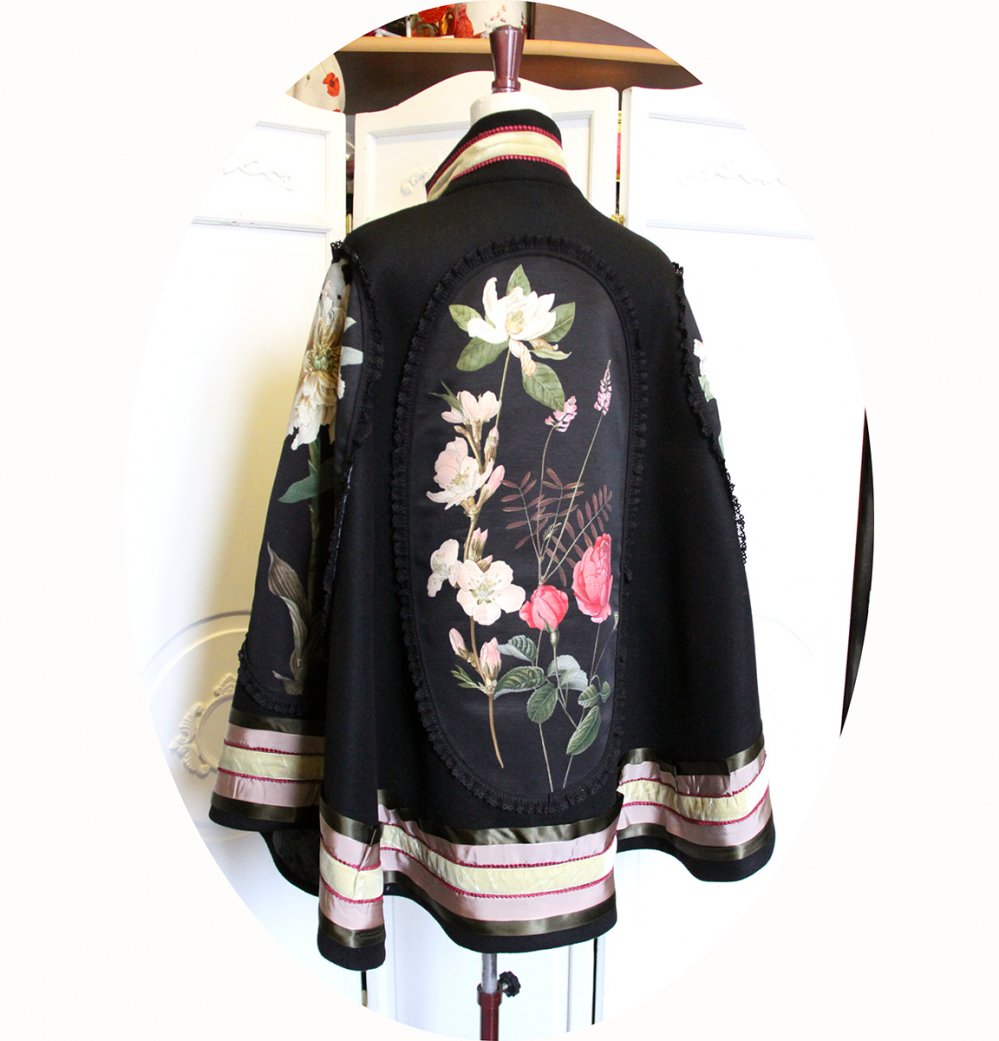 Cape noire en drap de laine noire appliqués fleuris et galons anciens--2226690999648