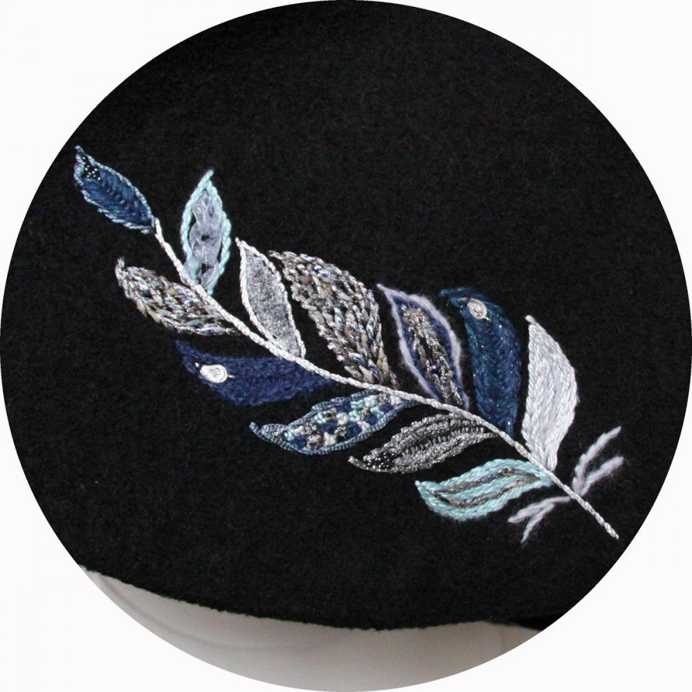 Cape noire en pure laine bouillie noire brodée à la main de plumes bleues argent ocre doublée de taffetas bleu ciel--9995489457555