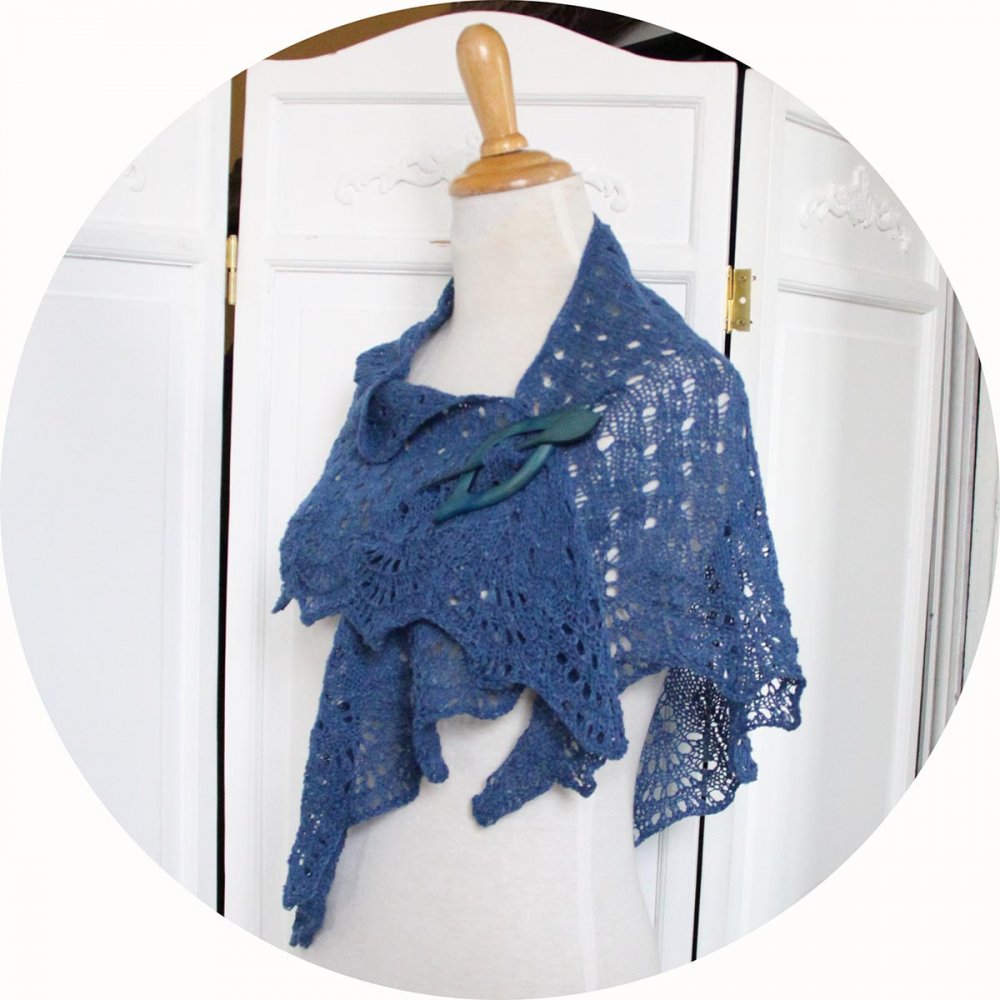 Chale léger en dentelle de laine en coloris bleu ou beige tricoté main avec un motif ajouré--9995856590229