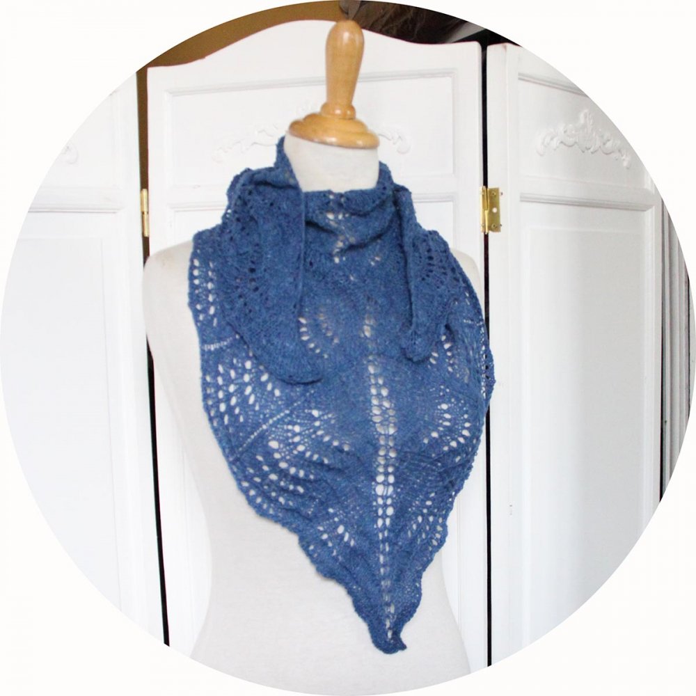Chale léger en dentelle de laine bleu foncé tricoté main avec un motif ajouré--9995849118591