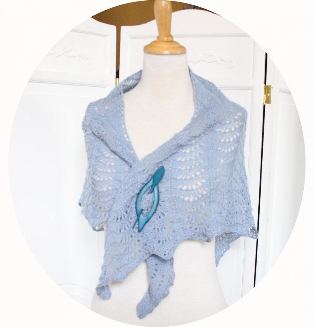 Chale léger en dentelle de laine bleu clair tricoté main avec un motif ajouré--2226362886474