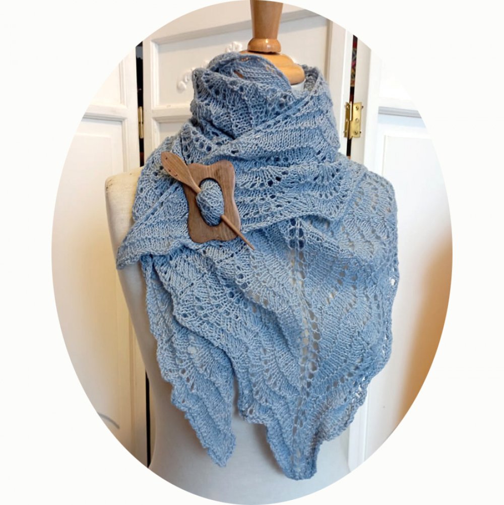 Chale léger en dentelle de laine bleu clair tricoté main avec un motif ajouré--2226362886474