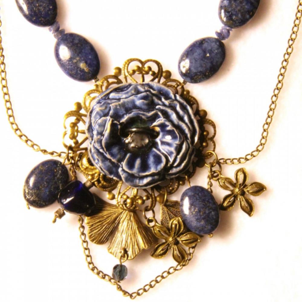 Collier bleu en perles ovales de lapis lazuli et médaillon centrale fleur coquelicot en céramique bleue et bronze--9995596780331