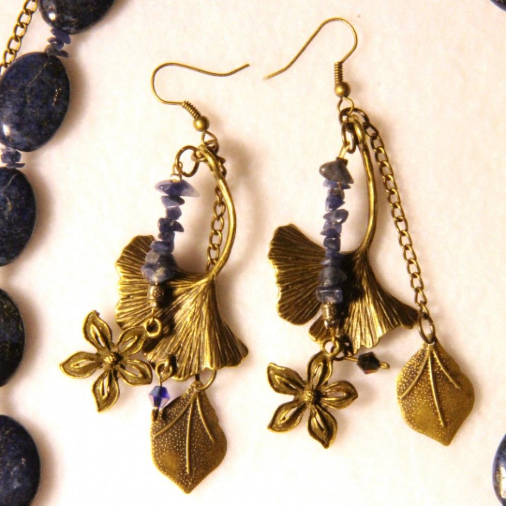Collier bleu en perles ovales de lapis lazuli et médaillon centrale fleur coquelicot en céramique bleue et bronze--9995596780331