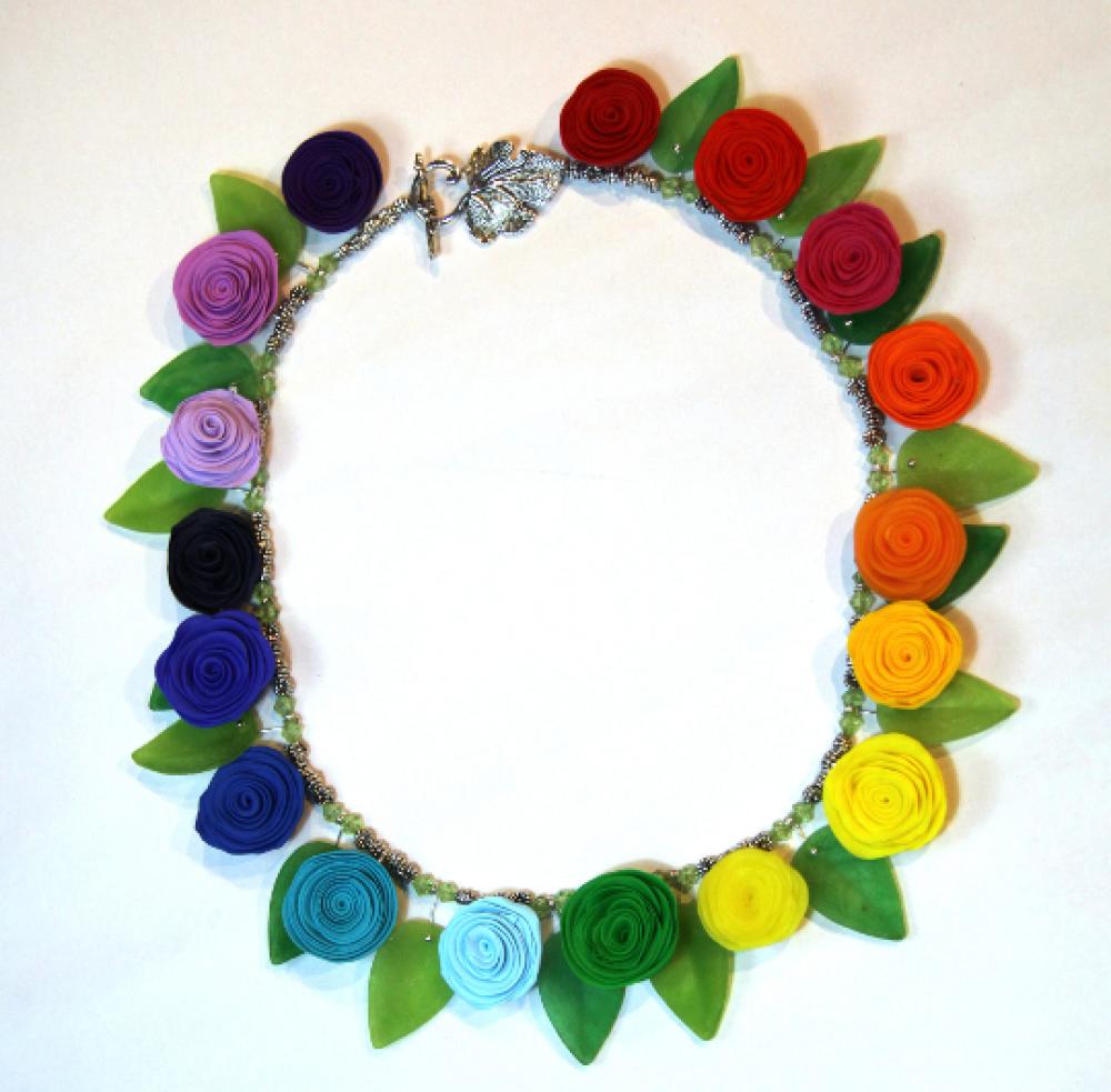 Collier arc en ciel composé de fleurs roses multicolores en pate polymère et de feuilles vertes en verre sur un rang de perles argentées--9995588127755
