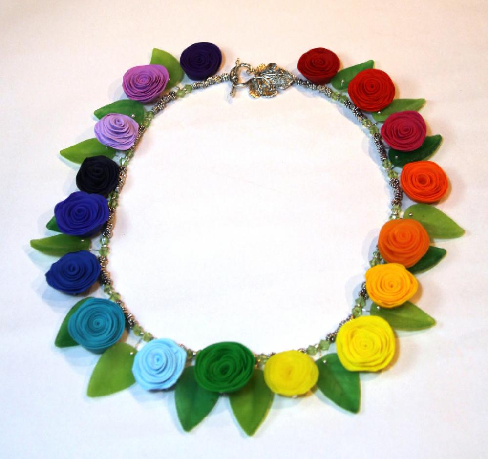 Collier arc en ciel composé de fleurs roses multicolores en pate polymère et de feuilles vertes en verre sur un rang de perles argentées--9995588127755