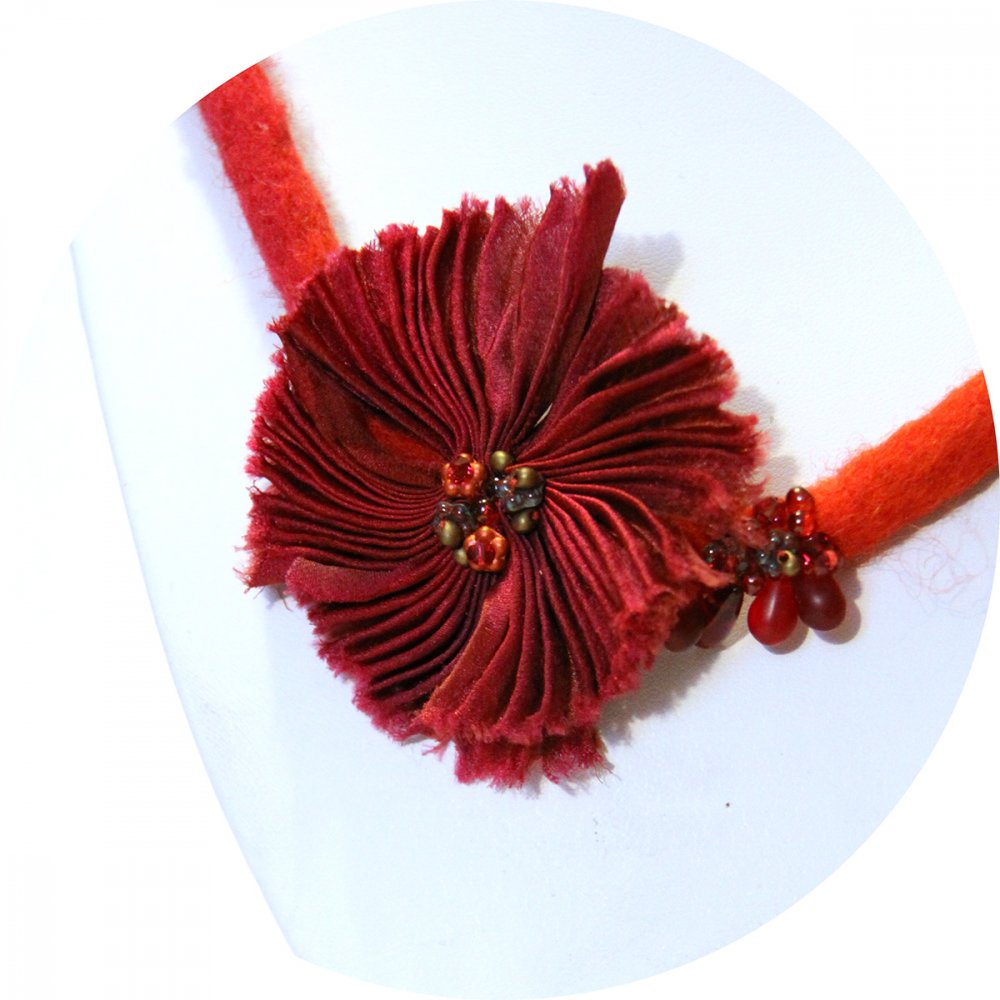 Collier cour prune et rouge en laine feutrée et ruban de soie--2226414561113